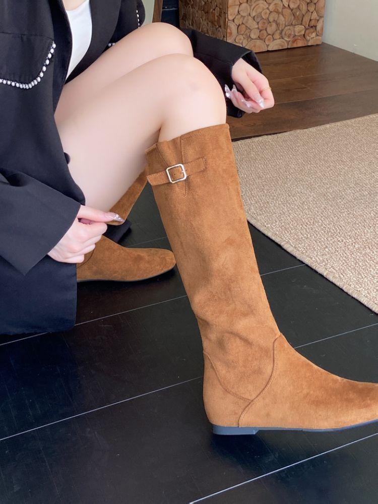 Klackstövlar med kilklack 2025 tidig höstmode höga stövlar bältesspänne mocka mångsidiga rund tå veckade stövlar kvinnor ser smala ut