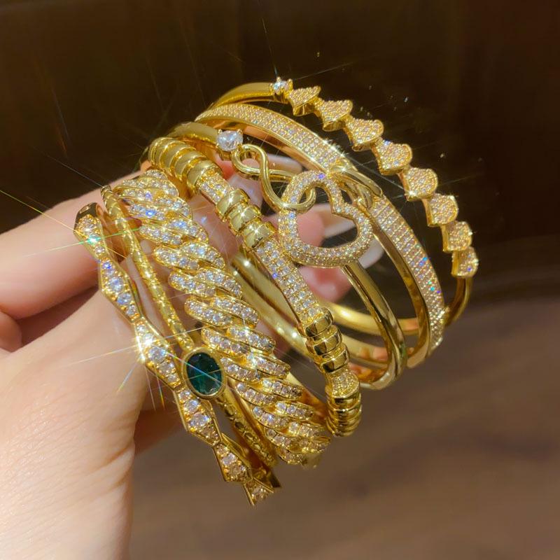 Trendy Geometric Clasp Bracelet with Japanese and Korean Cubic Zirconia - Retro Cool Style, Light Luxury Hand Chain Jewelry.