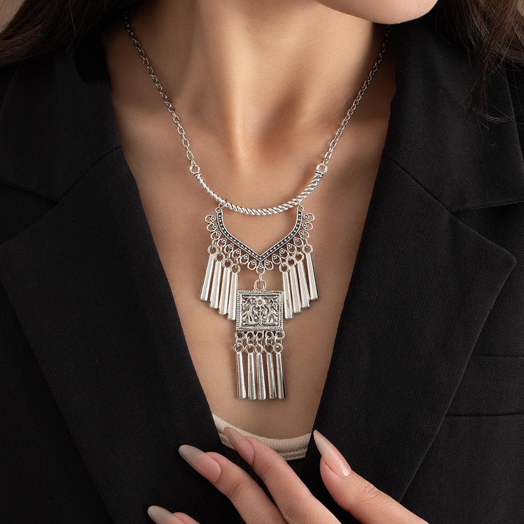 Collier à franges en argent Miao Style ethnique, Collier gravé rétro exotique Style bohème, Pendentif personnalité de niche pour femmes