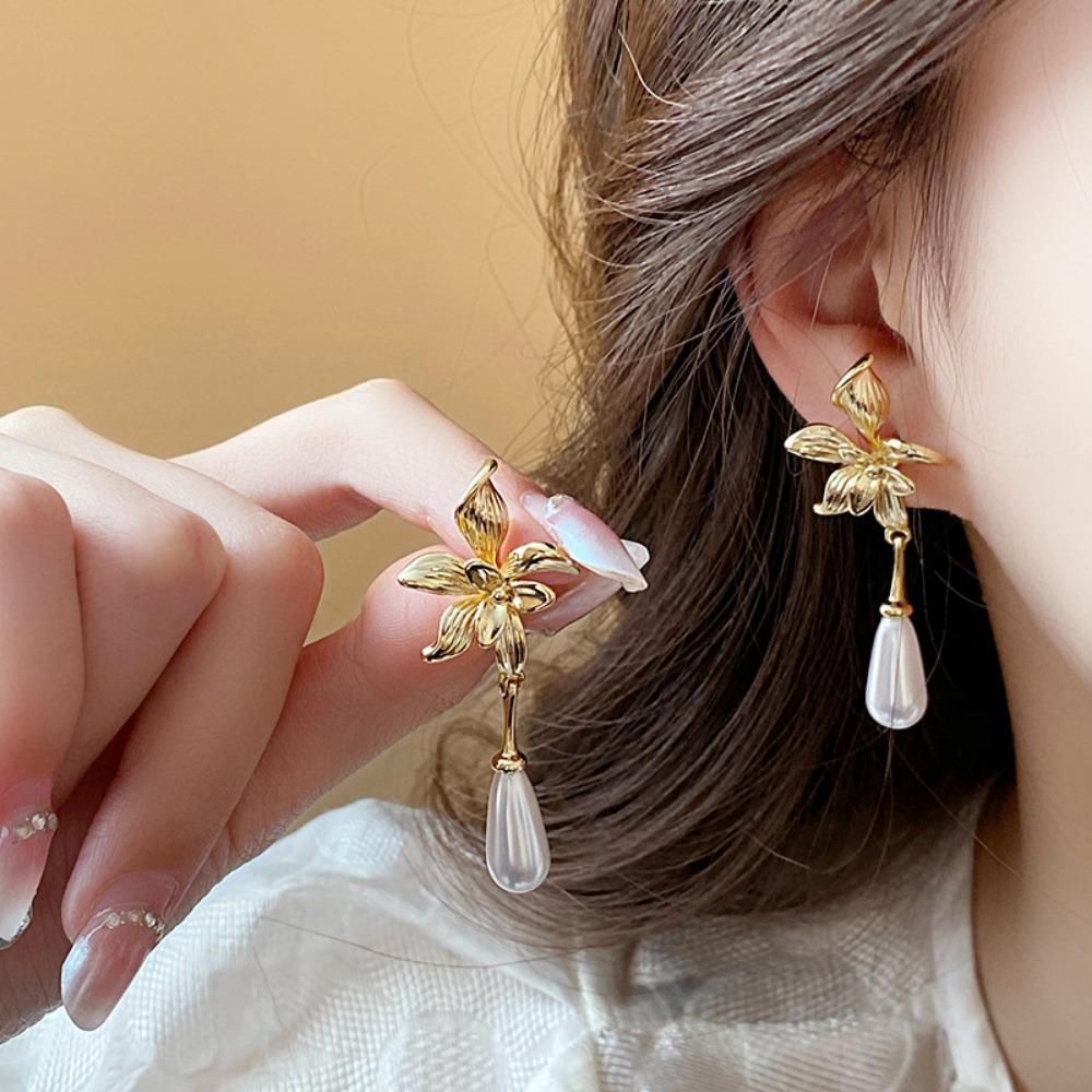 French Retro Flower Butterfly Pearl Fringed Earrings Light Luxury High-end Stud Earrings Niche Versatile Earrings Women