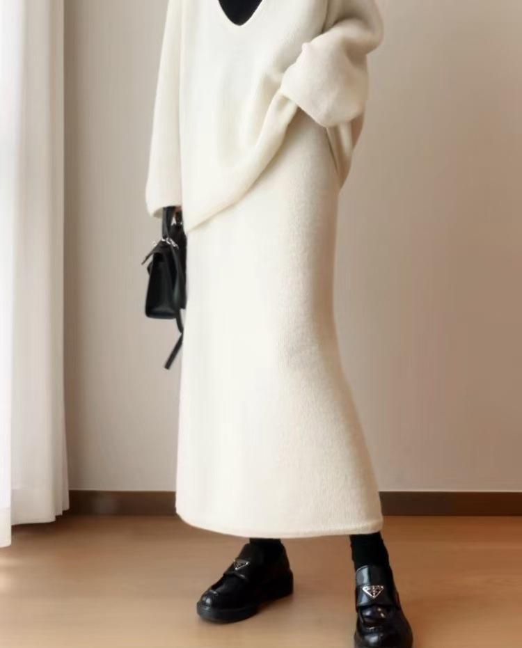 2024 Autumn/Winter Women's Bodycon Knitted Midi Skirt - Temperament Style with Slit