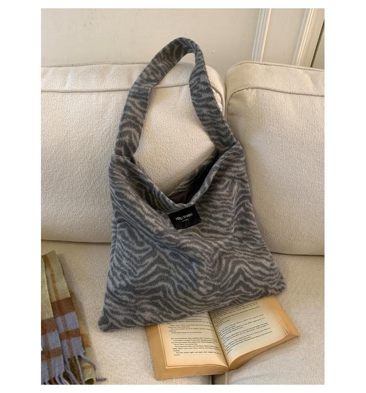 Retro fashion zebra pattern shoulder bag women's new large-capacity simple casual commuter tote bag shoulder messenger bag