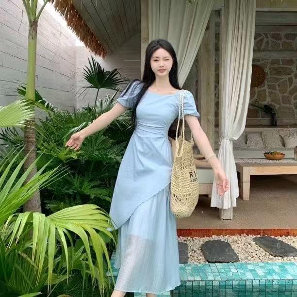 2026 Französisches Sommer-Maxikleid mit Puffärmeln und quadratischem Ausschnitt, unregelmäßiger Taille und Falten-Design