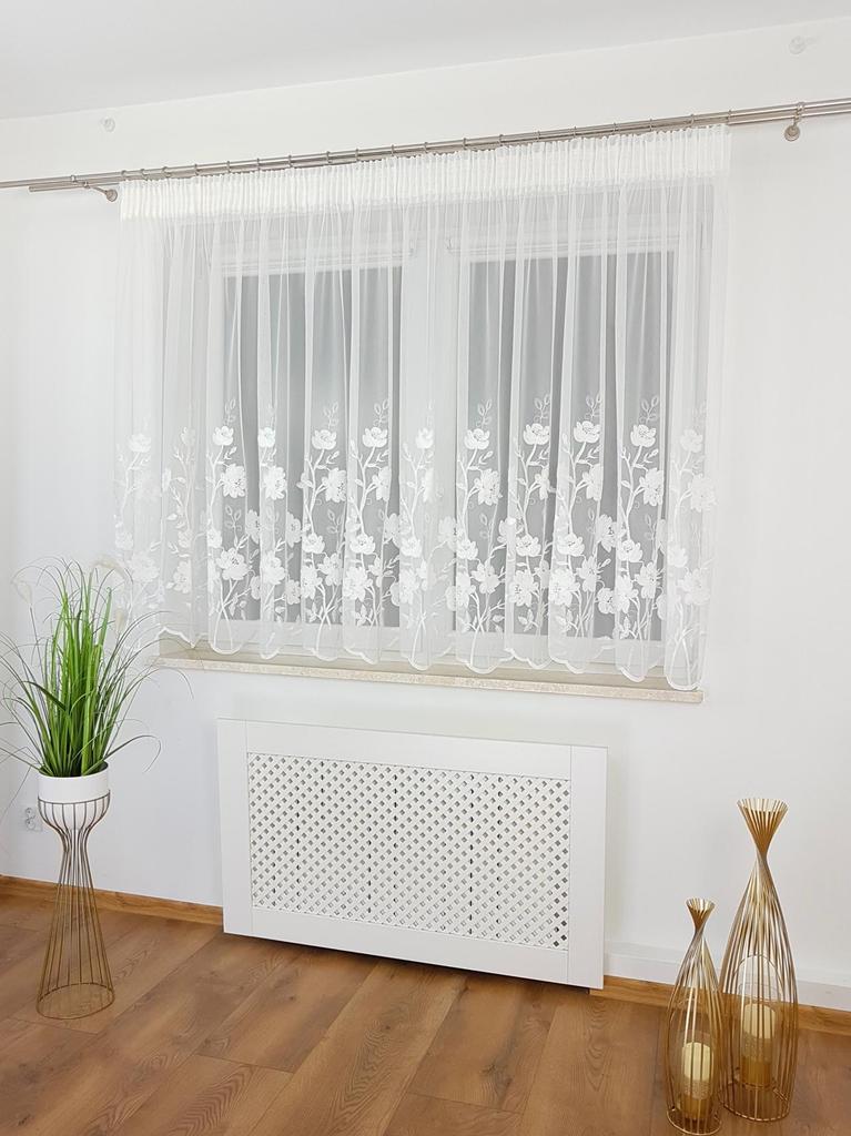 Ready-made curtain made of a 400x145 cm marquisette with 3D embroidery on a gathering tape