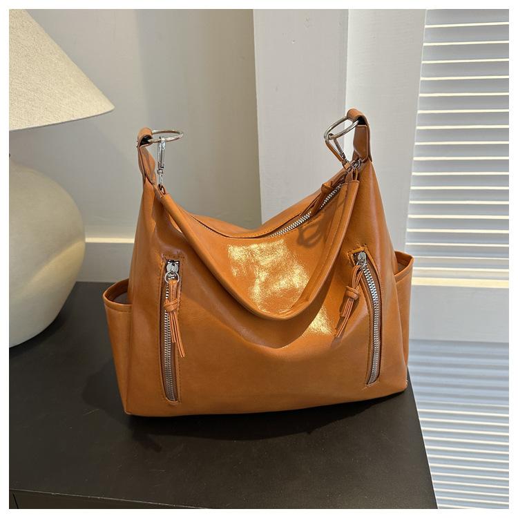 

Текстурована дорожня сумка великої місткості, жіноча зима 2024, нова універсальна корейська версія робочої сумки через плече. світло-коричневого кольору