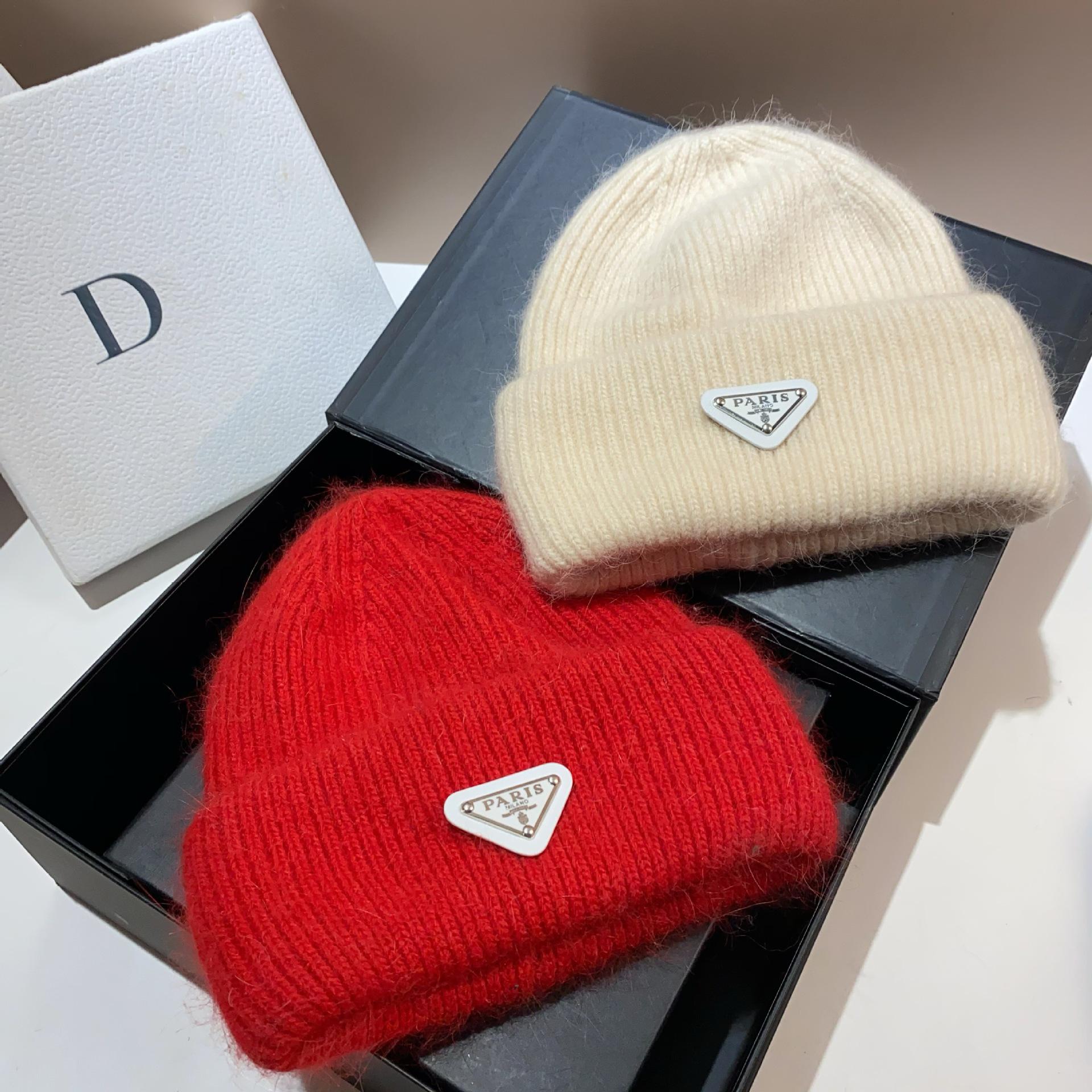 

Зимняя шапка с защитой ушей французской вязки с мехом кролика - теплая, стильная, дизайн перевернутый треугольник, шерсть с двойным подгибом One Size