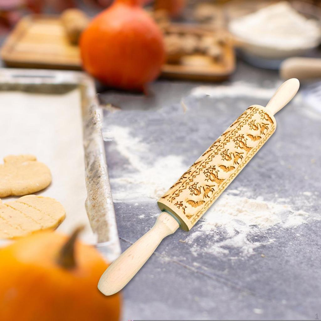 Tłoczony wałek drewniany do ciasteczek drobno teksturowany o tematyce świątecznej Halloween