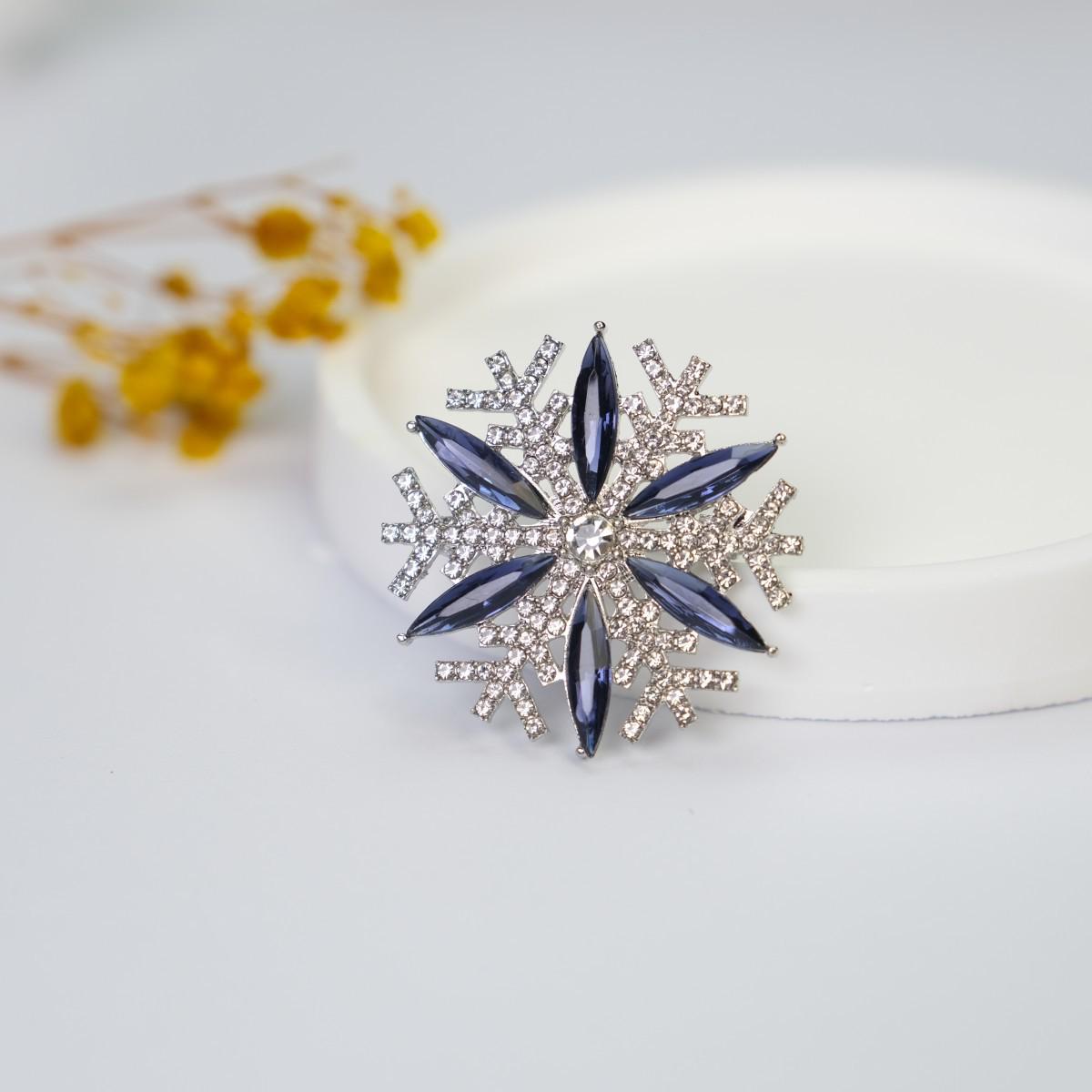 

Креативная брошь-снежинка: Универсальная рождественская бутоньерка и булавка для пальто