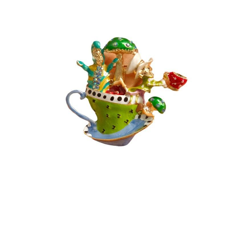 Vintage módní design smaltovaná brož Cthulhu Klasický křišťálový odznak palácového kříže