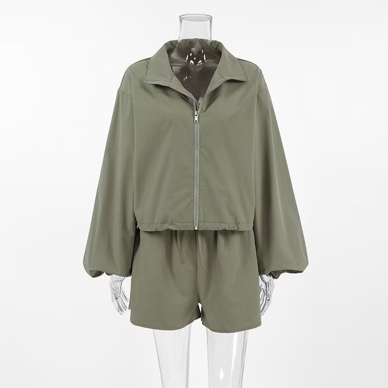 

Осенний комплект в западном стиле: топ с длинным рукавом и воротником-стойкой, шорты на шнуровке, комплект на молнии (топ и шорты) Green M