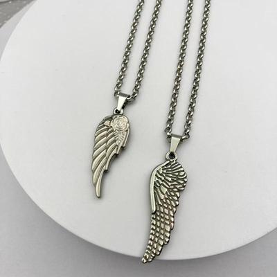 Collana Pendente in Acciaio Inossidabile con Ciondolo a Forma di Piuma con Ali di Rosa