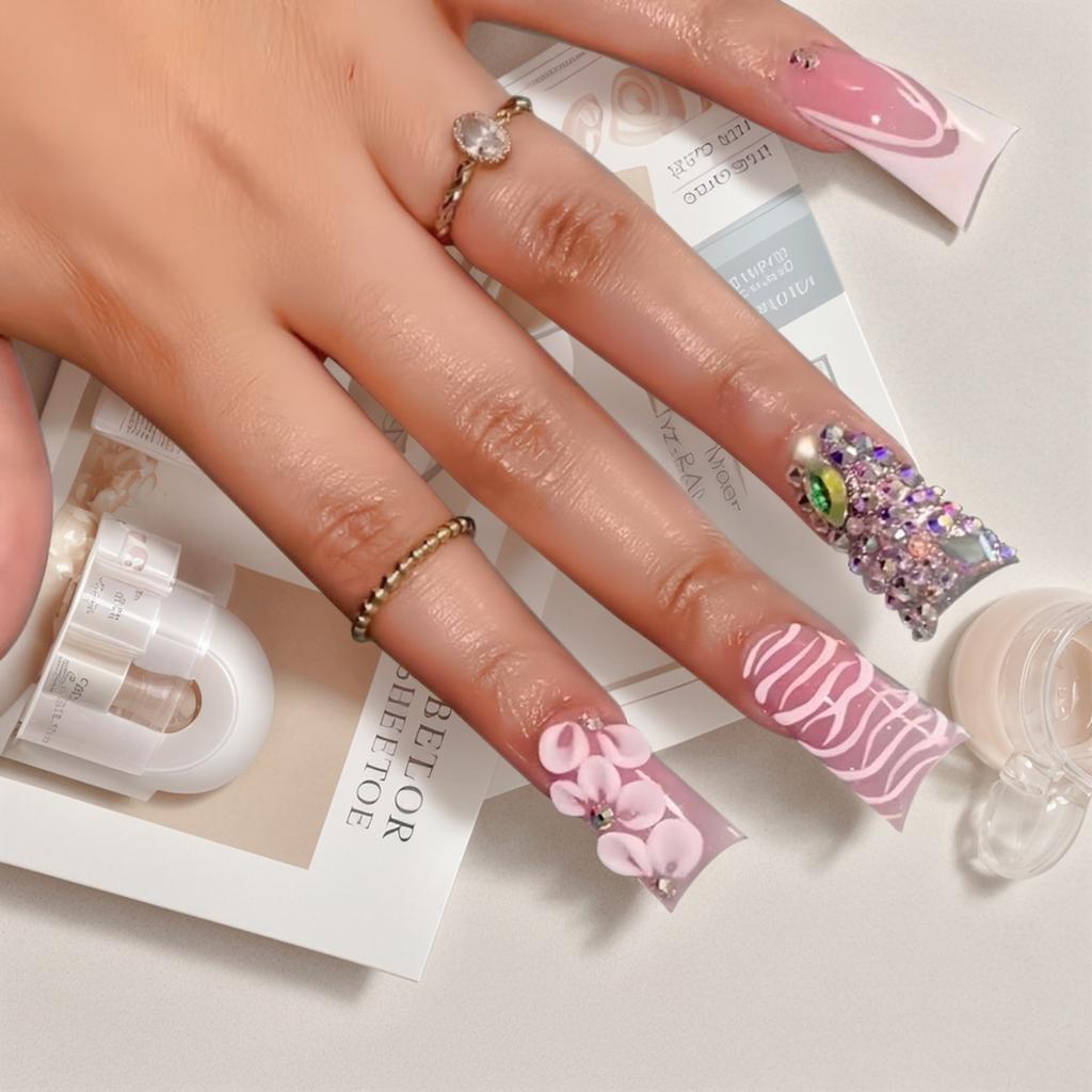 24 Stück Entenschnabel-förmige Falsche Nägel Gold Schmetterling Strass-Design Falsche Nagelspitzen Tragbare Vollabdeckung French Press-on Nägel