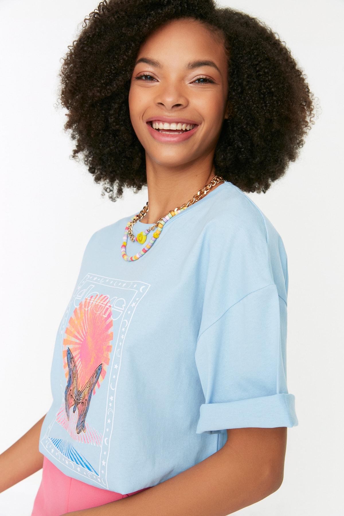 

Голубая свободная трикотажная футболка с принтом..