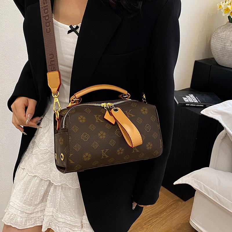 Premium Bag Women's New Retro Fashion Boston Bag Pillow Bag Versatile Shoulder Messenger Bag