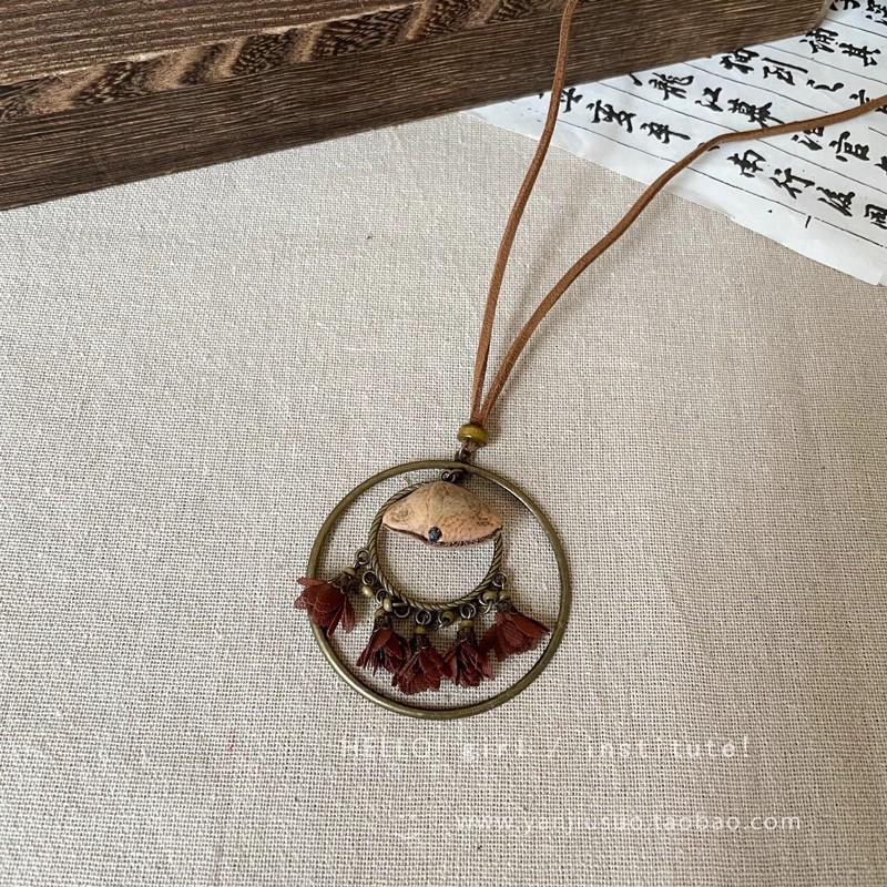 Retro Chinese Tassel Necklace: Unique Ethnic Style Women's High-End Clavicle Chain.