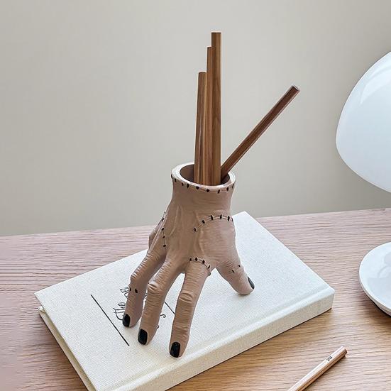Horror Handförmiger Stifthalter Handfläche Gebrochene Hand Ornament mit Narben und Stichen Gruseliger Schreibtischorganizer Einzigartiger Stiftebecher Halloween-Dekoration