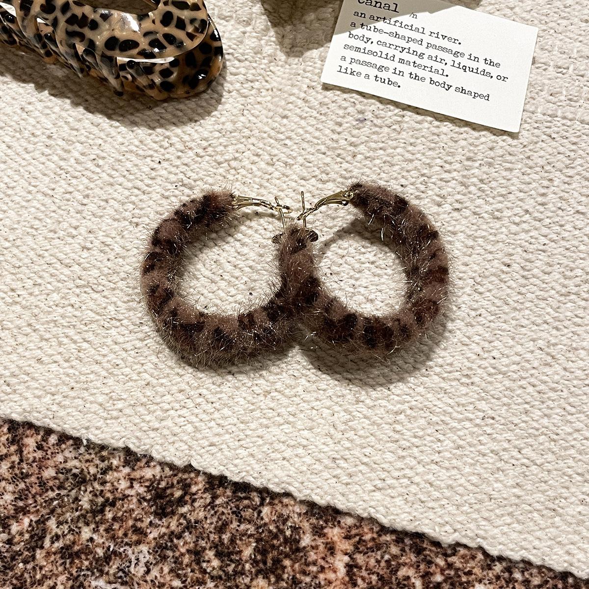 

Ретро леопардовый принт плюшевые серьги женские гонконгский стиль уникальный элитный стиль Майяра темперамент серьги осень и зима новые серьги A pair of copper