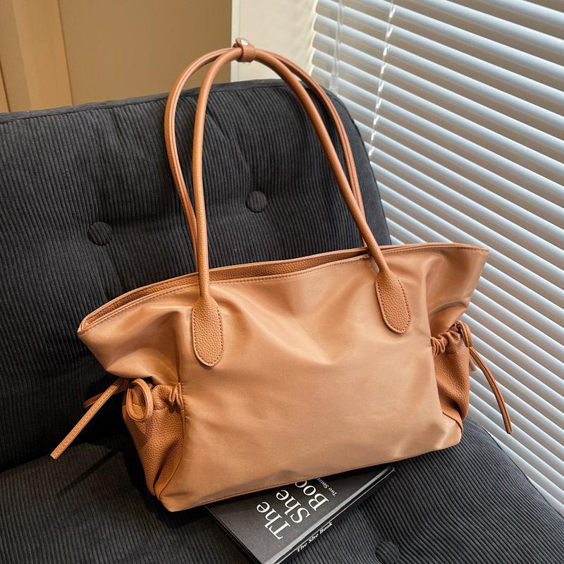 

Korean version of niche large-capacity versatile shoulder bag 2025 autumn/winter new nylon cloth pleated commuter tote bag коричневый