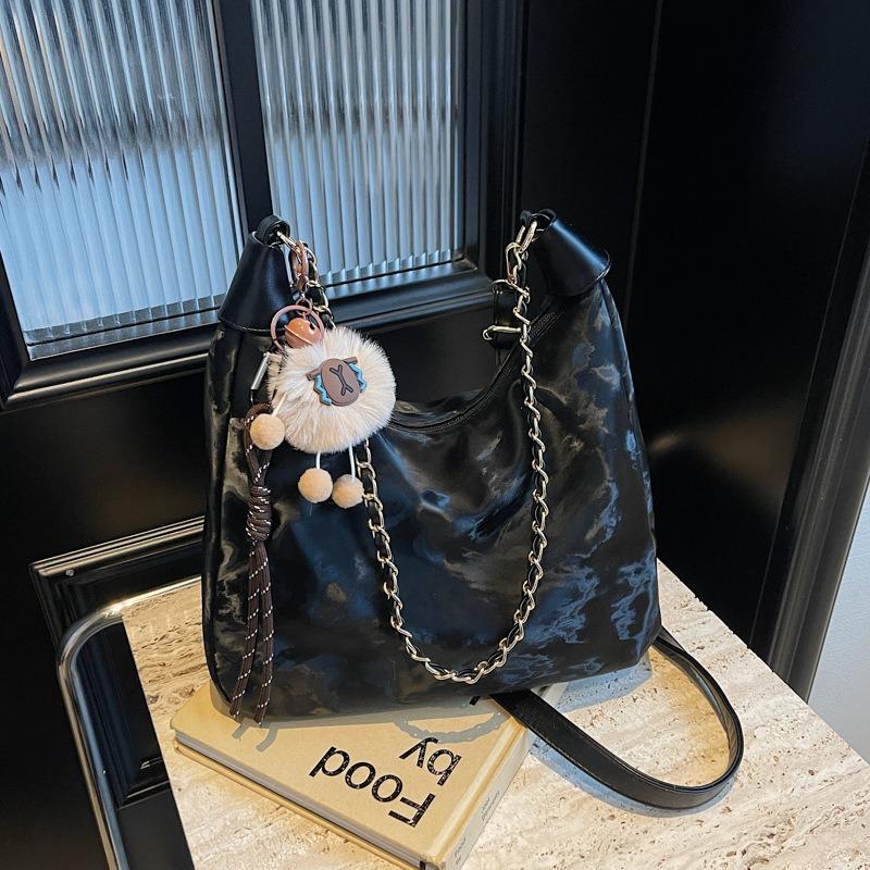 Large-capacity bag women's autumn and winter versatile new leisure chain shoulder messenger bag commuter tote bag