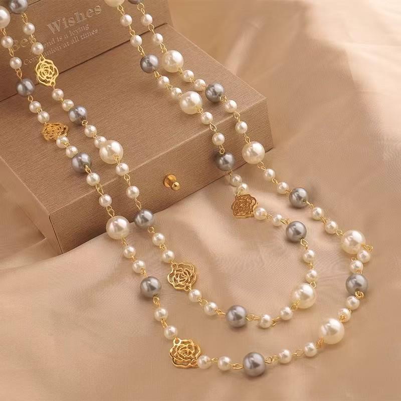 Elegant Pearl Four-Leaf Clover Women's Necklace - Versatile Layered Sweater Chain for Autumn/Winter