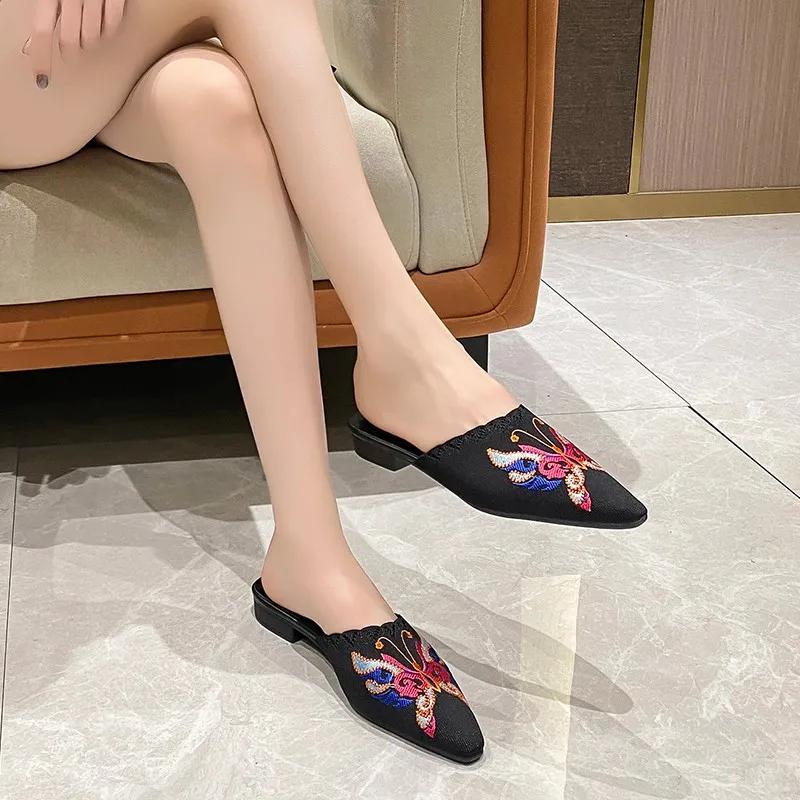 

2024 Вышитые цветочные туфли женские тапочки с острым носком шелковые мюли женские туфли на низком каблуке шлепанцы плоские сандалии женские на открытом воздухе пантуфли 42 чёрный