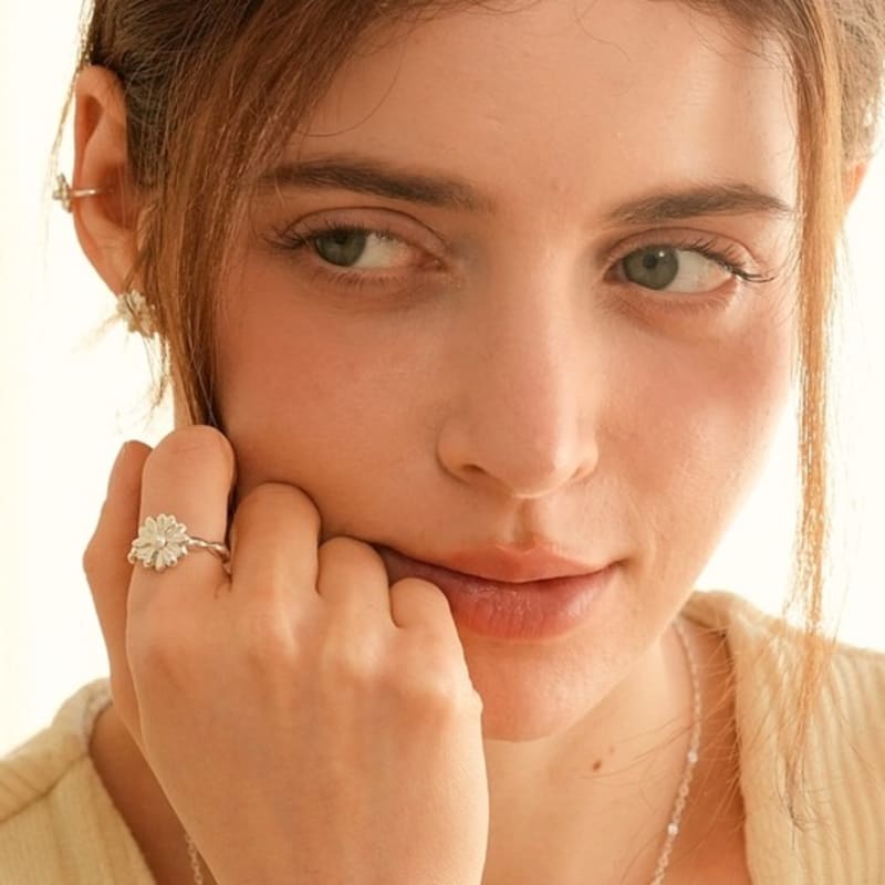 BELLOOGGI Daisy Pearl Ring (L) Daisy Freshwater Pearl Ring