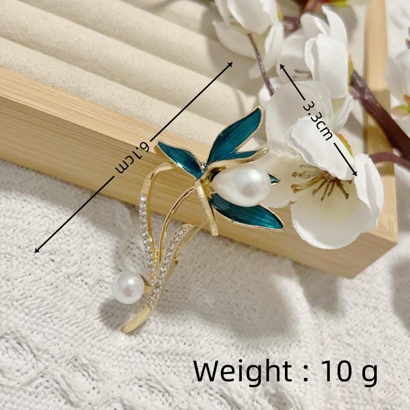 

Свежая и элегантная брошь «Пион с жемчугом» излучает ощущение роскоши высокого класса и является ретро-цветочным аксессуаром.. Это модная брошь