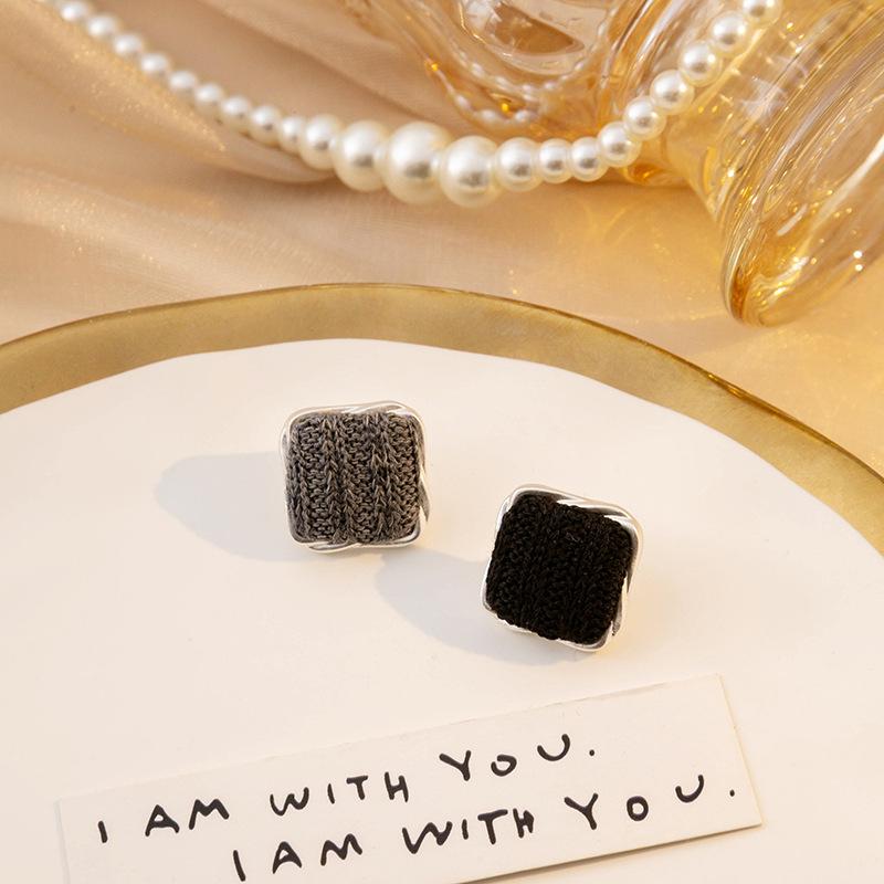 Autumn And Winter Maillard Knitted Wool Square Stud Earrings, Asymmetrical Design, Contrasting Geometric Round Earrings