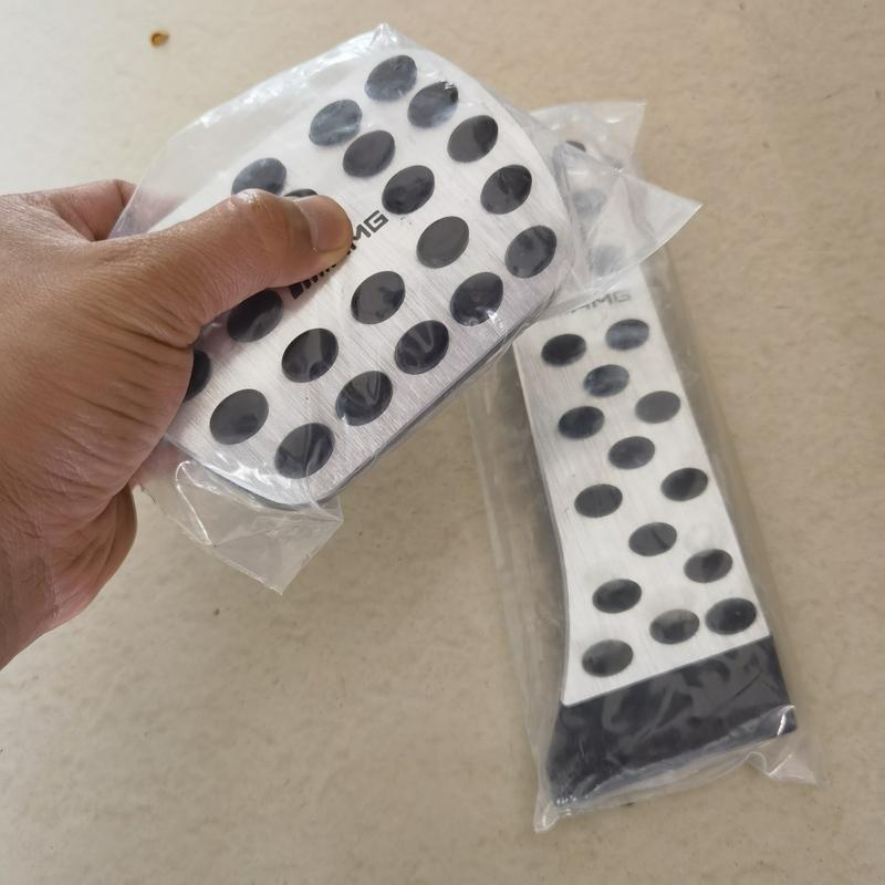 

Педаль газа и тормоза для AMG Накладка на педаль акселератора 2 шт. Серебристая Накладка на педаль AMG Педаль Нескользящая накладка для Mercedes GLC GLA W205 W212 GLE ML For AMG LOGO