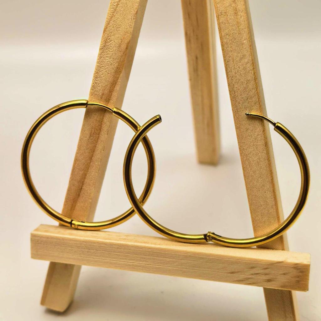 Elegante Übergroße Goldene Ohrklemmen - Schlicht & Modisch