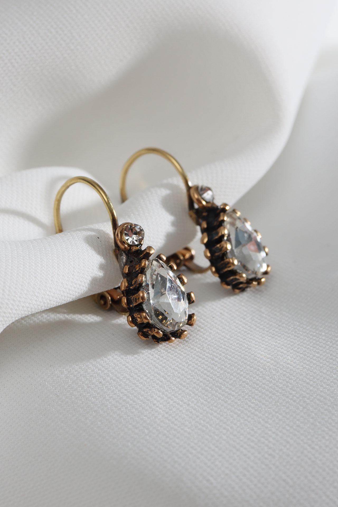 

Аутентичные серьги из белого камня с маленькой каплевидной моделью