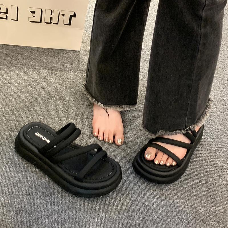 Internet Celebrity Popular Slippers Muffin Bottom Beach Cool Slippers Women Wear 2025 Summer New Solid Color Sandals Stepping On Shit Feeling