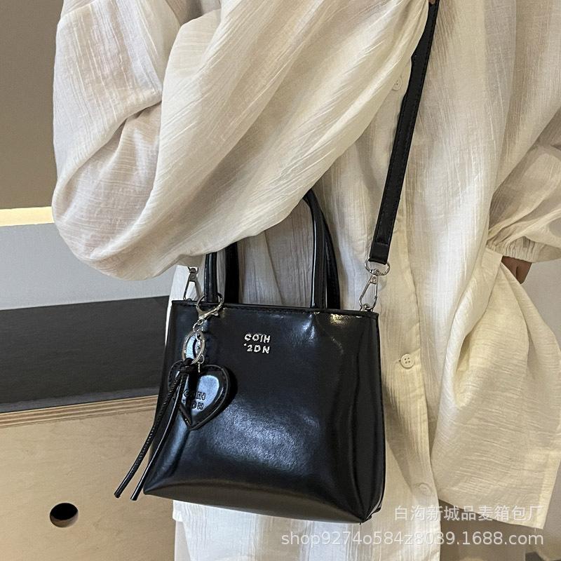 Popular foreign niche design bag women's 2025 new portable bucket bag fashionable commuter shoulder crossbody bag