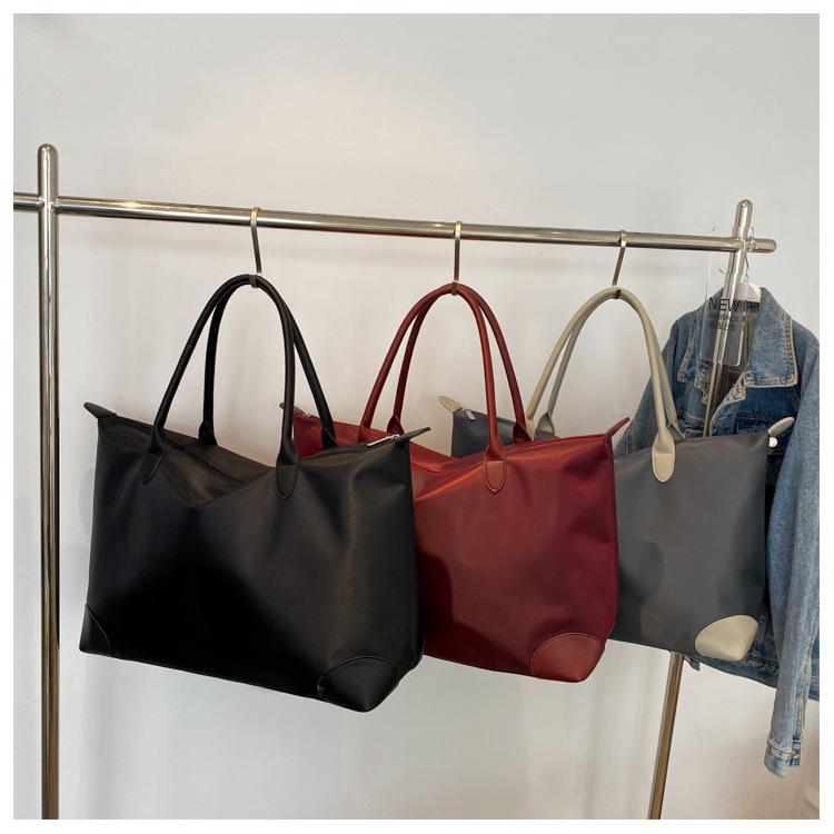 Portable Women's Yoga Fitness Bag: High-Capacity, Fashionable Tote for Travel and Sports