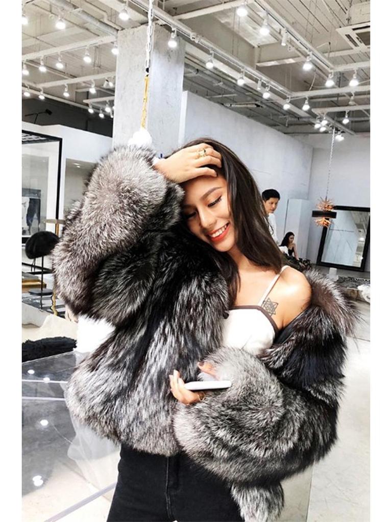 Dámský krátký kabát z umělé liščí kožešiny - Módní svrchník pro podzim/zimu 2024