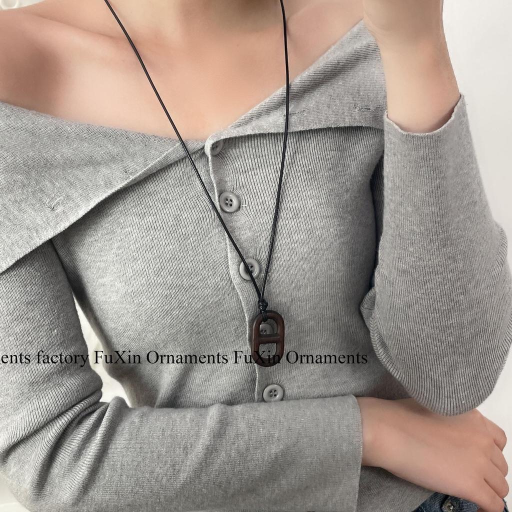 Ebony Pig Nose Pendant Sweater Necklace – Elegant and Versatile Women's Accessory
