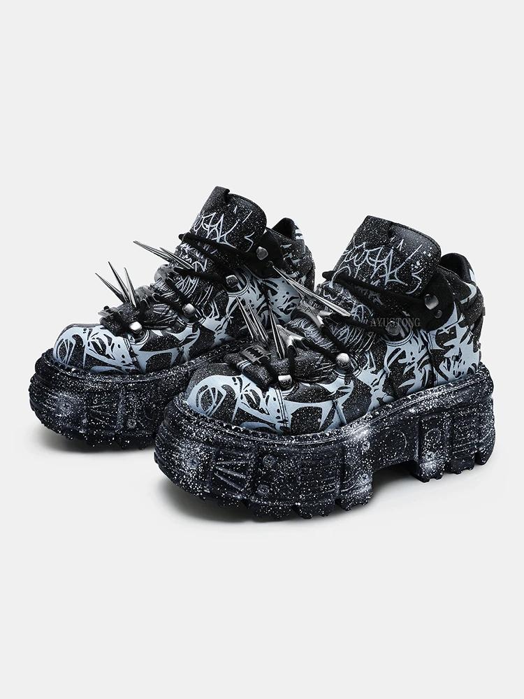 

Ретро Хеві Метал Платформа Чоловічі та Жіночі Графіті Панк Мафін Чорні Заклепки Невелике Збільшення Зросту Кеди Тата 45