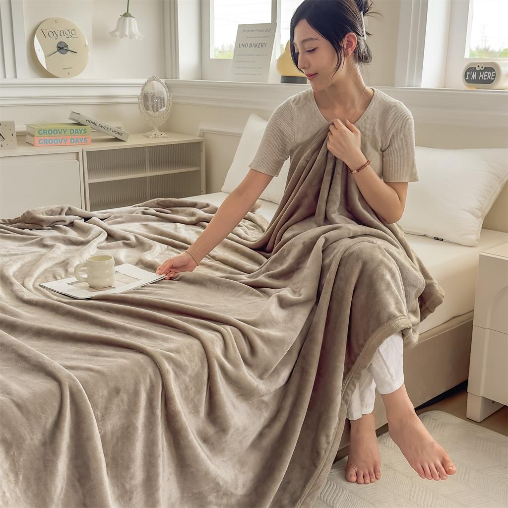 High Quality Solid Flannel Sofa Throw Blanket Lightweight Soft Plush Travel Blanket for Airplane Non-Shedding Office Nap Blanket