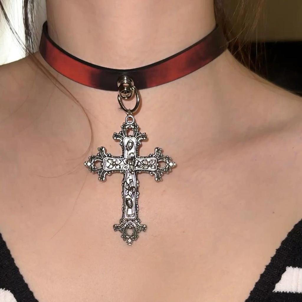 Chique Pittige Meisje Leren Bel Choker Ketting – Uniek Minderheidsontwerp