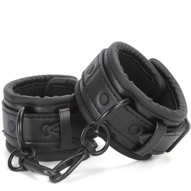 Erotisches Poker SM Fesselset: Metallkettenleine, Halsband und Handfesseln aus Tauchmaterial