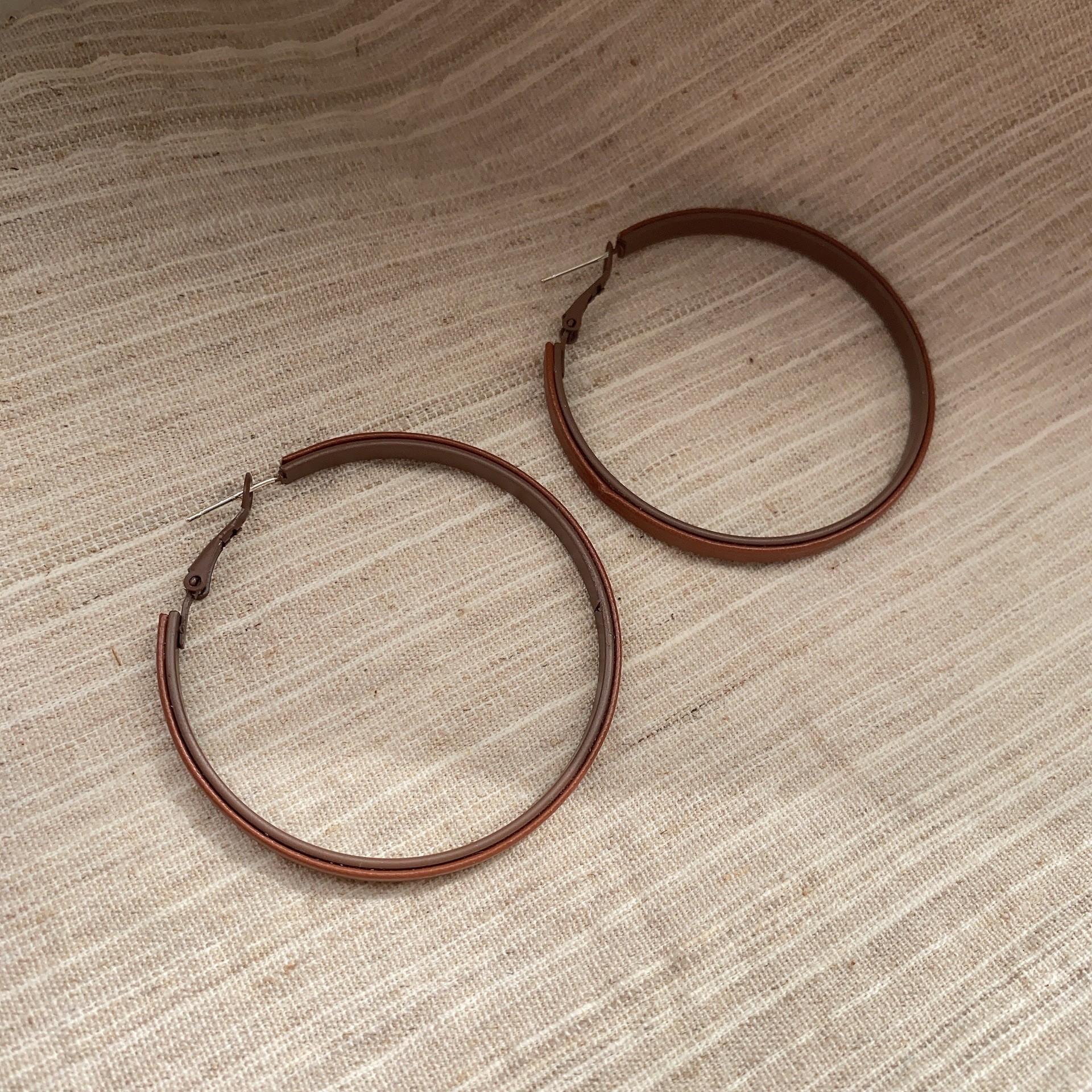 Классические кожаные металлические серьги-большие кольца женские нишевые дизайнерские с чувством стиля продвинутый темперамент маленькие ароматические серьги серьги