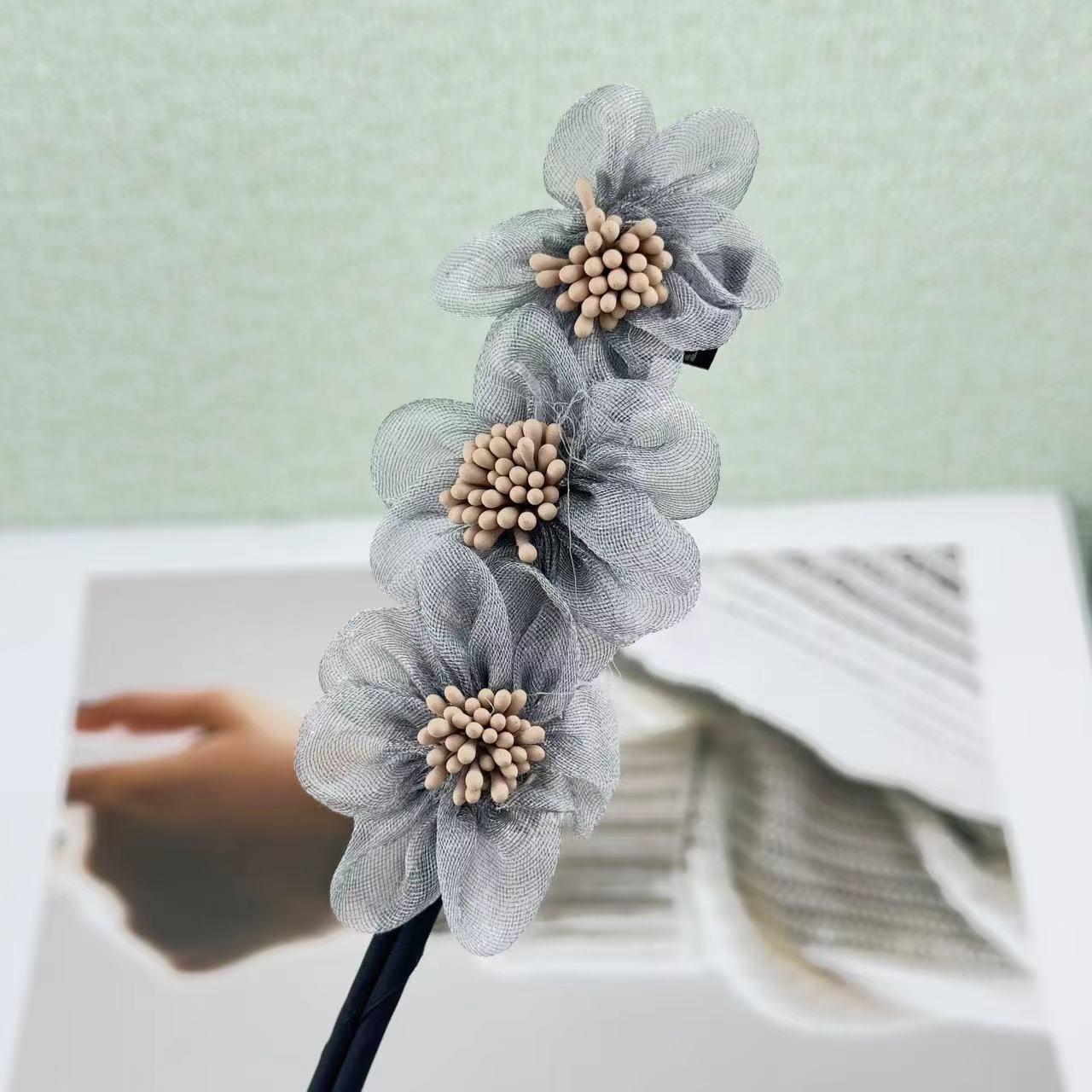 

Универсальная повязка для волос и бигуди из органзы с цветком серый