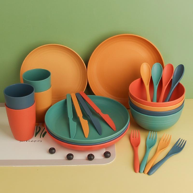 Set da Tavola Portatile da Esterno da 32 Pezzi in Plastica con Ciotole, Piatti, Bicchieri, Coltelli, Forchette e Cucchiai in Paglia di Grano