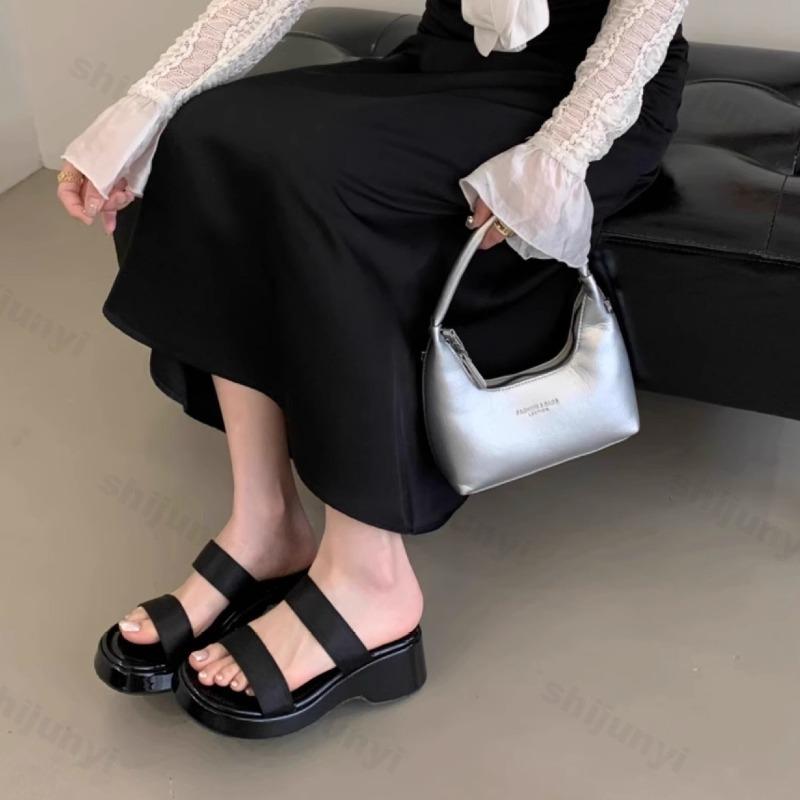 Mode Slippers met Dikke Zool en Schuin Hak voor Dames 2025 Zomer Nieuw Buiten Strand Comfortabel Franse Stijl Open Tenen Mode Sandalen