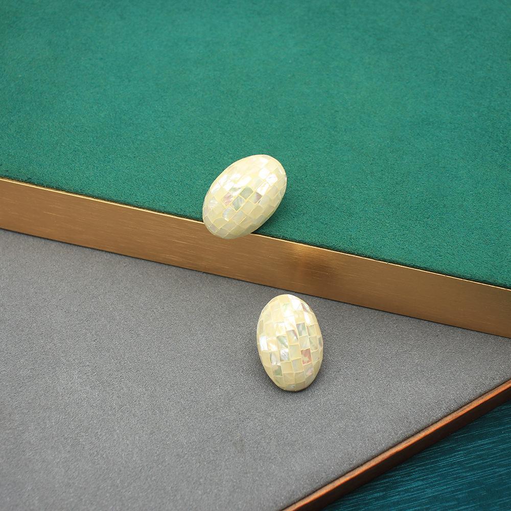 

Натуральные серьги-пусеты из мозаики из перламутра глубоководной фритиллярии в технике спейсинг, игла, легкая роскошь, высококлассные серьги