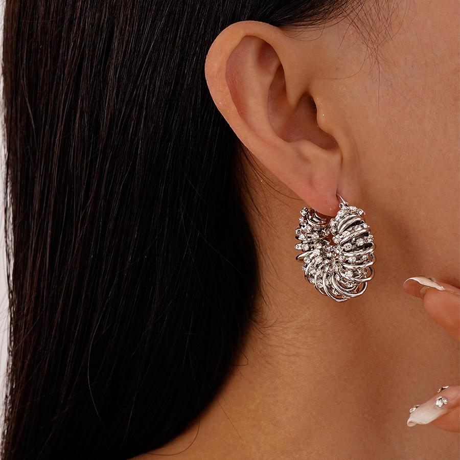European-American Rhinestone Geometric U-Shaped Ear Cuff: Retro High-End Fashion Earrings for Women