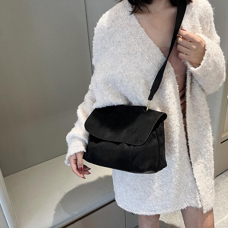 

Сумка через плечо женская сумка замшевая с клапаном маленькая квадратная сумка осенне-зимняя атмосфера нишевая минималистичная сумка для通勤 чёрный