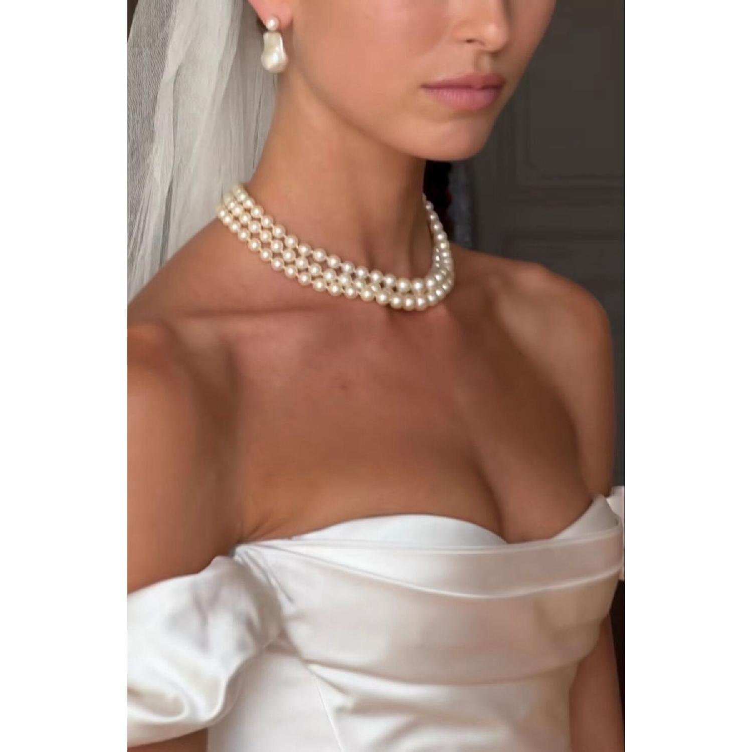 

Multiple (3rd) Pearl Necklace (choker Pearl Necklace) вершковий