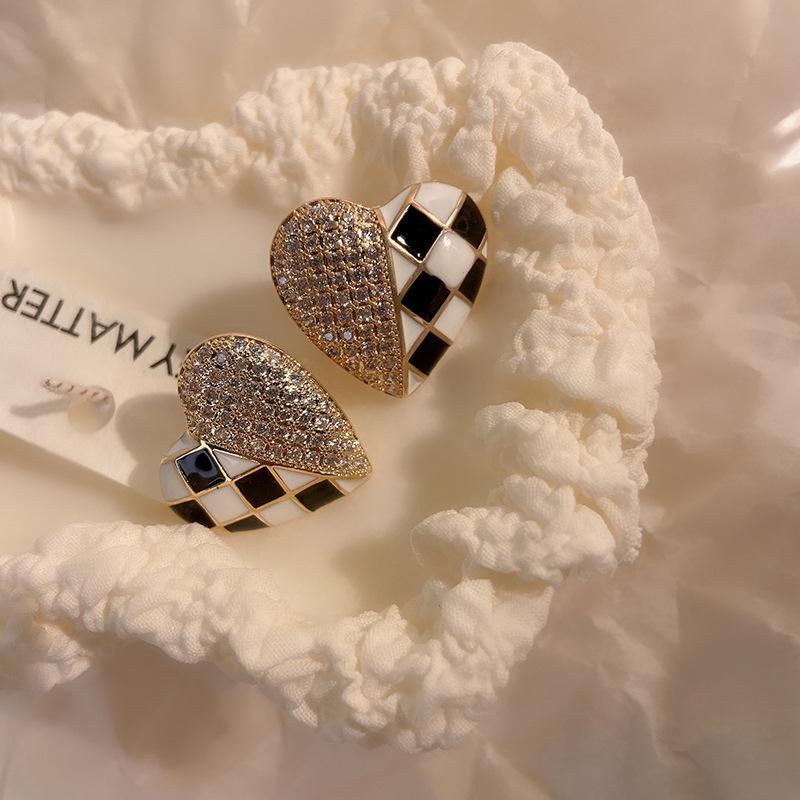 Elegant Asymmetrical Heart Earrings with Checkered Pattern in S925 Sterling Silver