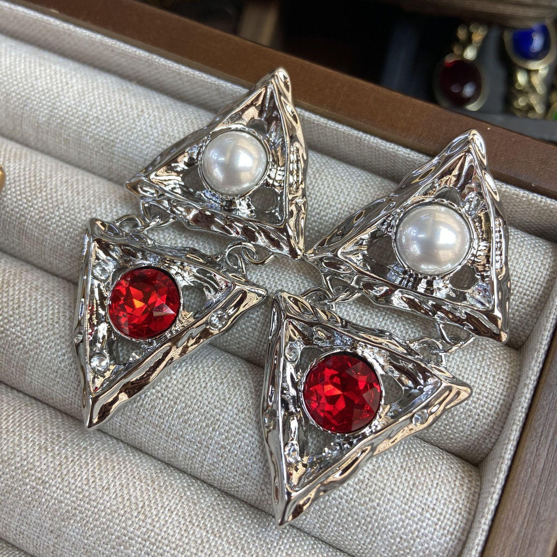 

New triangular earrings exaggerate the sense of high-end light luxury medieval earrings, the source of high court trend design